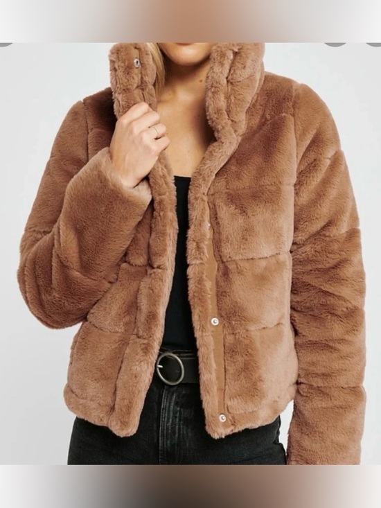 Abercrombie & Fitch Jackets & Blazers - Abercrombie and Fitch faux fur mini puffer
